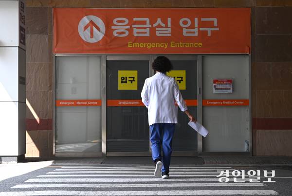 경기도의 한 대학병원 응급실에서 의료진들이 발걸음을 옮기고 있다. /경인일보DB