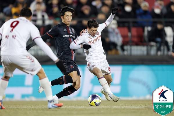 5일 부천종합운동장에서 열린 K리그 승강 플레이오프 수원FC와 부천FC 1995와의 경기에서 수원FC 윌리안이 부천 선수와 경합하고 있다./한국프로축구연맹 제공