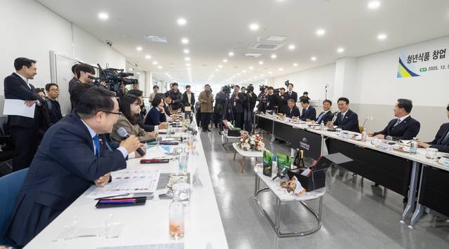 김민석 국무총리가 5일 익산 국가식품클러스터에서 청년식품 창업기업 대표들과 간담회를 갖고 있다./사진 제공=익산시