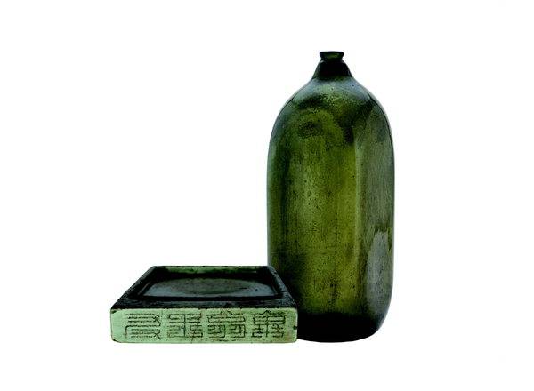 밀양시립박물관에 전시된 김종직 옥벼루와 유리병.