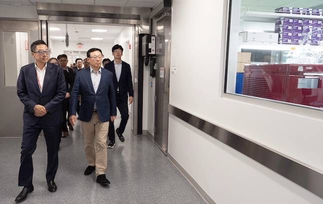 신동빈 롯데그룹 회장(왼쪽 두번째)이 지난 10월 5일 미국 뉴욕주에 위치한 롯데바이오로직스 시러큐스 바이오 캠퍼스를 찾아 지난 3월 준공 후 본격 가동에 들어간 ADC 생산시설을 시찰하고 있다. / 사진=롯데그룹