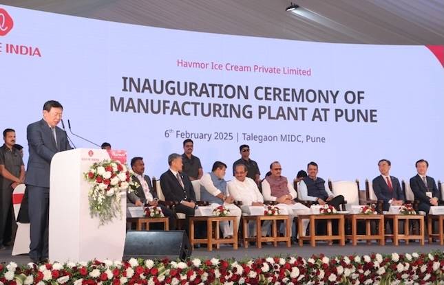 신동빈 롯데그룹 회장이 지난 2월 인도 푸네시에서 하브모어 신공장 준공식에서 축사를 하고 있다. / 사진=롯데그룹