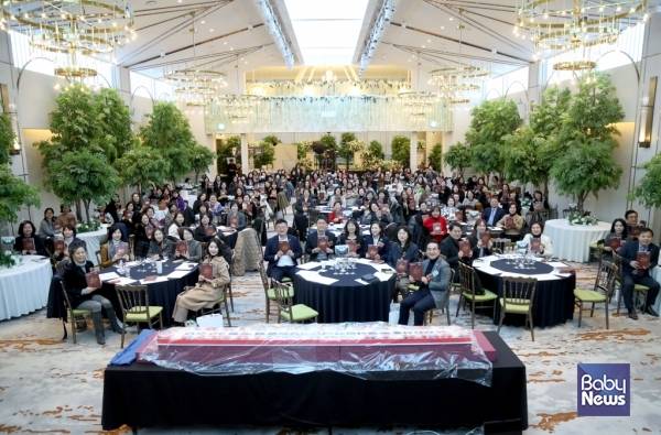 사단법인 서울특별시민간어린이집연합회 창립 30주년 기념행사 참가자들이 기념촬영을 하고 있다. ⓒ사단법인 서울특별시민간어린이집연합회