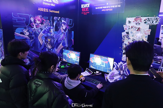 유명 AI DJ의 플레이리스트에 오르기 위해 음악장르들이 경쟁하는 독특한 콘셉트를 앞세운 서라운드의 '스테레오 믹스' 부스.
