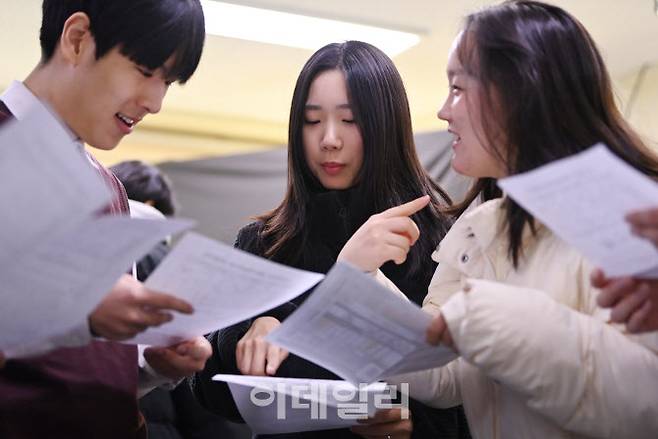 2025학년도 대학수학능력시험 성적표가 배부된 작년 12월 6일 경기도 수원시 효원고등학교 3학년 교실에서 수험생들이 성적표를 살펴보고 있다. (사진=뉴시스)