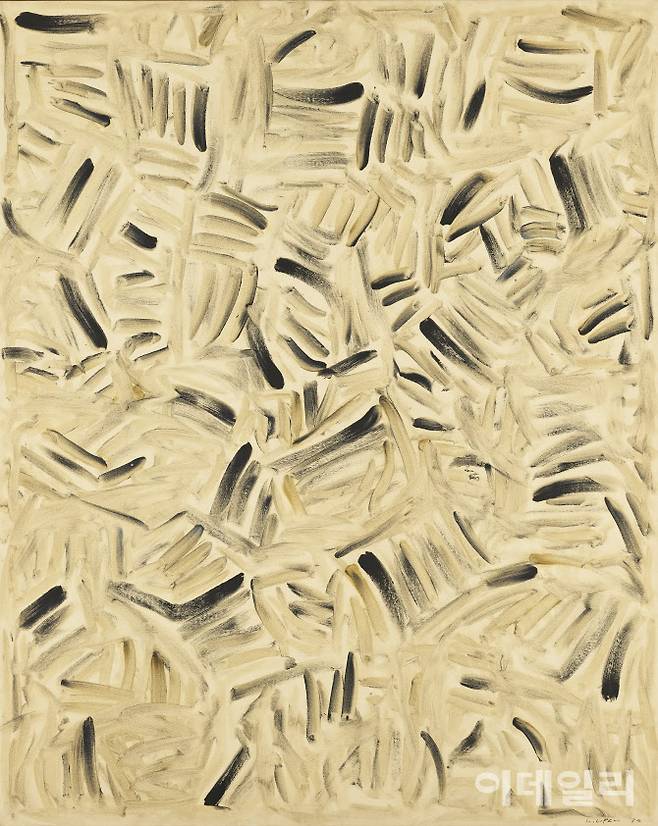 이우환의 ‘동풍 84011003’(1984). ‘점으로부터’ ‘선으로부터’ 연작을 거치면서 변화한 작품양식 중 하나다. 1980년대에 들어서면서 작가는 화면을 뭉개는 방식으로 작업하는데 점과 선의 정연한 질서는 무너지고 회화의 해체 현상이 나타난다. 이전 점·선으로 양식화한 형식에서 벗어나 양식이 없는 무의 회화를 추구했다. 연작 중 한 점으로, 한국 미술품 경매에서 31억원에 낙찰되며 국내 생존작가 최초로 30억원을 넘긴 ‘동풍’(1984)과는 다른 작품이다. 캔버스에 유화 물감, 227×181㎝. 국립현대미술관 소장.