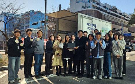 3일 ‘폐전기·전자 제품 수거 캠페인’ 에 참여한 판교R&D센터 임직원과 한국환경공단 관계자들이 기념 촬영을 하고 있다.(사진=한화비전)