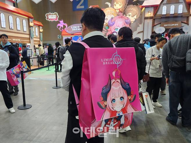 5일 일산 킨텍스에서 열린 애니게임 전시회 ‘AGF 2025’에서 안진호 엔씨소프트 사업실장이 액션 RPG 신작 ‘리밋 제로 브레이커스’ 굿즈 가방을 착용하고 있다. (사진=안유리 기자)