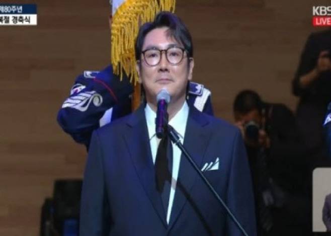 배우 조진웅이 지난해 8월 15일 열린 제80주년 광복절 경축식에서 대표로 국기에 대한 맹세문을 낭독한 당시 모습. (사진=KBS 캡처)