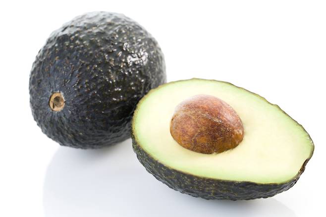 아보카도는 초록색을 띠는데다 단맛이 적어 채소로 오인되지만, 사실은 당분이 적은 과일이다. 사진= 게티이미지뱅크