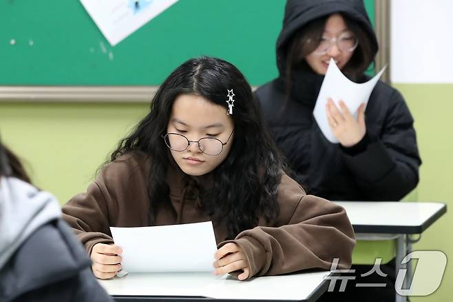 5일 오전 대구 수성구 대구여자고등학교에서 수능 성적표를 받은 고3 수험생들이 자신의 점수를 확인하고 있다. 2025.12.5/뉴스1 ⓒ News1 공정식 기자