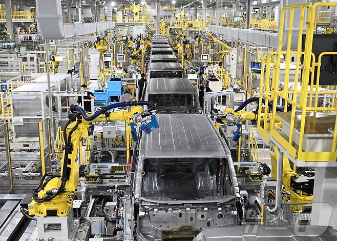 기아가 지난달 14일 경기도 화성시 우정읍에 위치한 오토랜드 화성에서 ‘EVO Plant East’ 준공식 및 ‘EVO Plant West’ 기공식을 개최했다. 사진은 무인운반차량(AGV)이 PV5 차체를 운반하는 모습. (자료사진. 현대차·기아 제공. 재판매 및 DB 금지) 2025.11.14/뉴스1