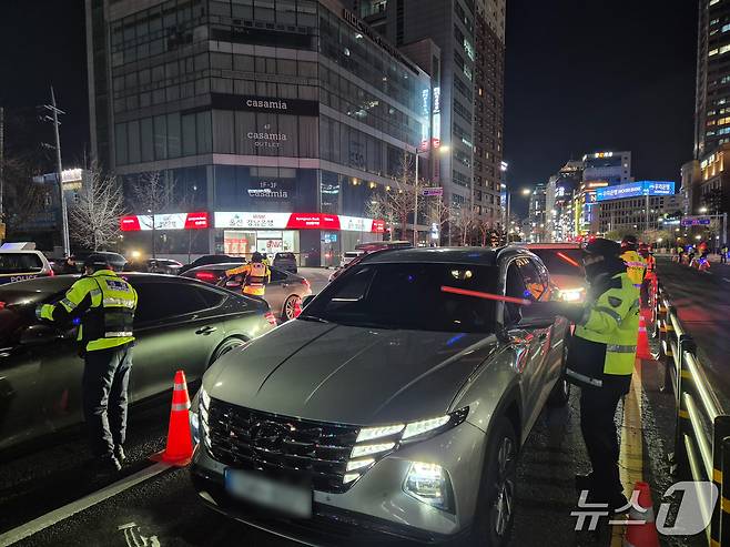 울산남부경찰서가 4일 남구 삼산로에서 음주운전 특별단속을 실시하고 있다.2025.12.5/뉴스1ⓒ 뉴스1 박정현 기자