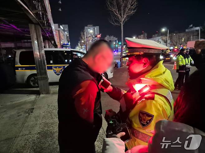 울산남부경찰서가 4일 남구 삼산로에서 음주 감지기에 걸린 사람의 혈중알코올농도를 측정하고 있다.2025.12.5/뉴스1ⓒ 뉴스1 박정현 기자