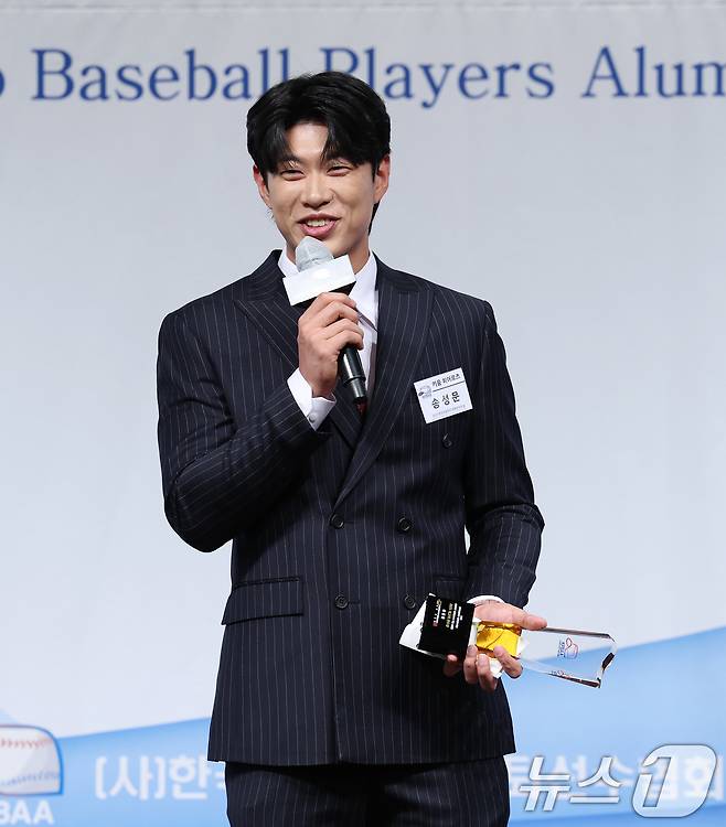 5일 서울 강남구 리베라호텔에서 열린 한국프로야구 은퇴선수협회 2025 '최고의 선수상' 시상식에서 '최고의 선수상'을 수상한 송성문(키움 히어로즈)이 수상 소감을 밝히고 있다. 2025.12.5/뉴스1 ⓒ News1 오대일 기자
