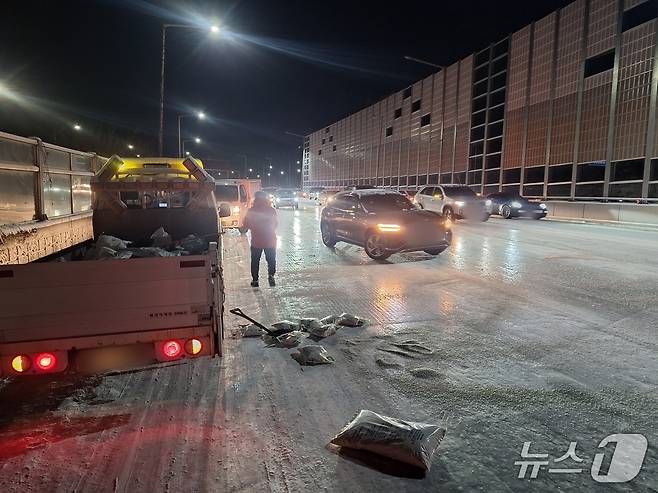 과천봉담도시고속화도로 제설작업 중인 과천시 공무원.(과천시 제공)