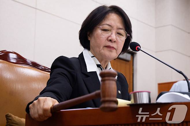 추미애 국회 법제사법위원장이 지난 3일 서울 여의도 국회에서 열린 제429회 국회(정기회) 법제사법위원회 제16차 전체회의에서 의사봉을 두드리고 있다. 2025.12.3/뉴스1 ⓒ News1 유승관 기자