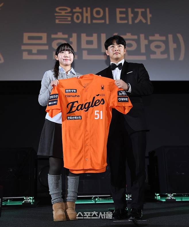 한화 문현빈(오른쪽)이 4일 서울 영등포구 타임스퀘어 CGV 영등포 스크린X관에서 열린 ‘제39회 스포츠서울 올해의 상’에서 자신에게 올해의 타자상을 시상한 야구팬에게 유니폼을 선물하고 있다. 영등포 | 박진업 기자 upandup@sportsseoul.com