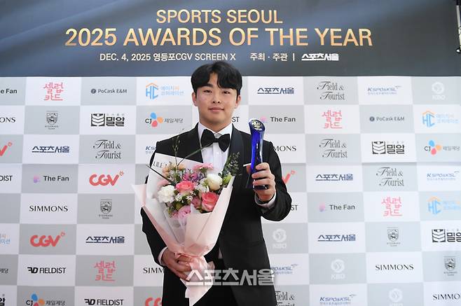 한화 문현빈이 4일 서울 영등포 타임스퀘어 CGV 영등포 스크린X관에서 열린 ‘제39회 스포츠서울 올해의 상’에서 올해이 타자상을 수상한 후 포즈를 취하고 있다. 영등포 | 최승섭기자 thunder@sportsseoul.com