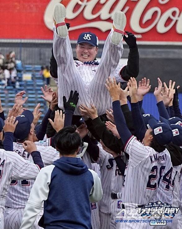 야쿠르트 동료들이 메이저리그로 떠나는 무라카미를 헹가래치고 있는 모습. 사진캡처=야쿠르트 스왈로즈 SNS