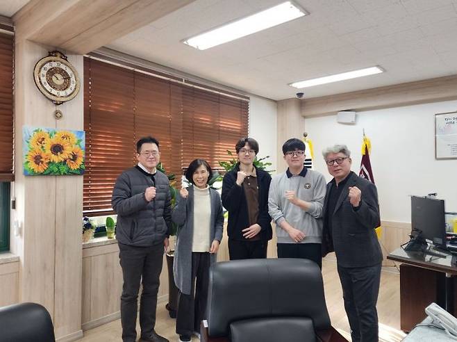 최재일 광남고 교장(사진 맨 오른쪽)이 2026학년도 수능 만점자인 왕정건 학생(오른쪽에서 두 번째)와 함께 포즈를 취하고 있다. 광남고