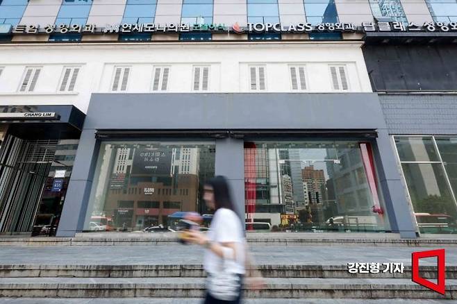 서울 강남역 인근 대로 상가 일층이 폐업해 텅비어 있다. 강진형 기자