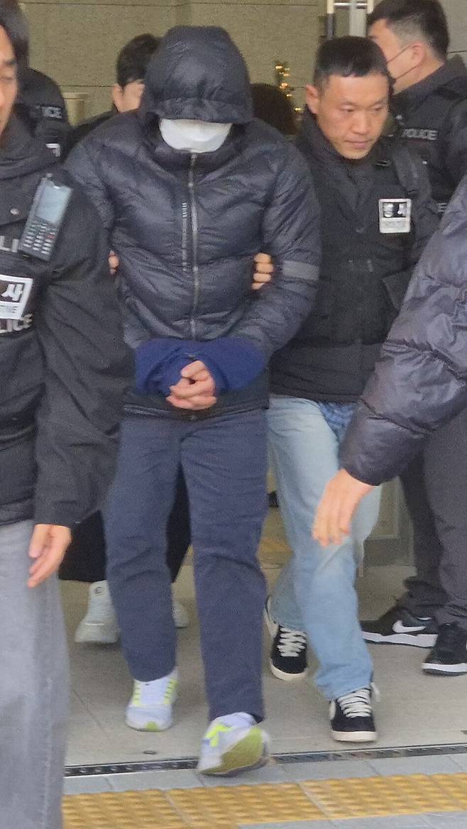 강원 양양군 소속 7급 운전직 공무원 A씨가 5일 춘천지법 속초지원에서 열린 구속 전 피의자 심문(영장실질심사)을 마치고 나오고 있다./연합뉴스