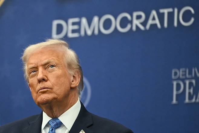 도널드 트럼프 미국 대통령이 4일 워싱턴 DC에서 열린 르완다와 민주콩고공화국(DRC)의 평화협정 체결식에 참석해 있다. /AFP 연합뉴스