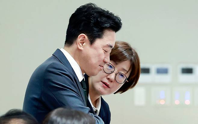 강훈식 비서실장과 김현지 제1부속실장이 10월 14일 서울 용산 대통령실 청사에서 열린 국무회의에서 대화하고 있다. /뉴시스