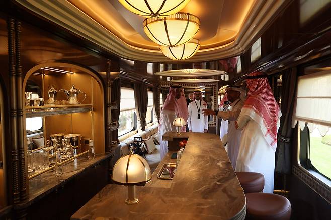 지난 10월 사우디 리야드에서 열린 미래투자이니셔티브(FII) 컨퍼런스에서 초호화 열차 '사막의 꿈' 모형 객차 안에 손님들이 서 있다. /연합뉴스