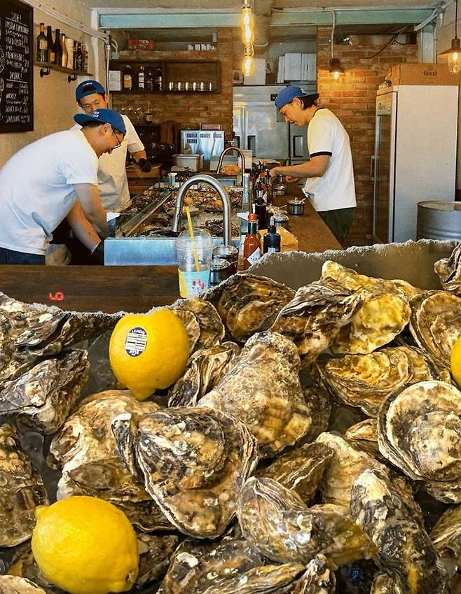 oyoyoy 내부와 대표 메뉴인 스페셜 세트. 네이버지도 oyoyoy 업체 등록 사진