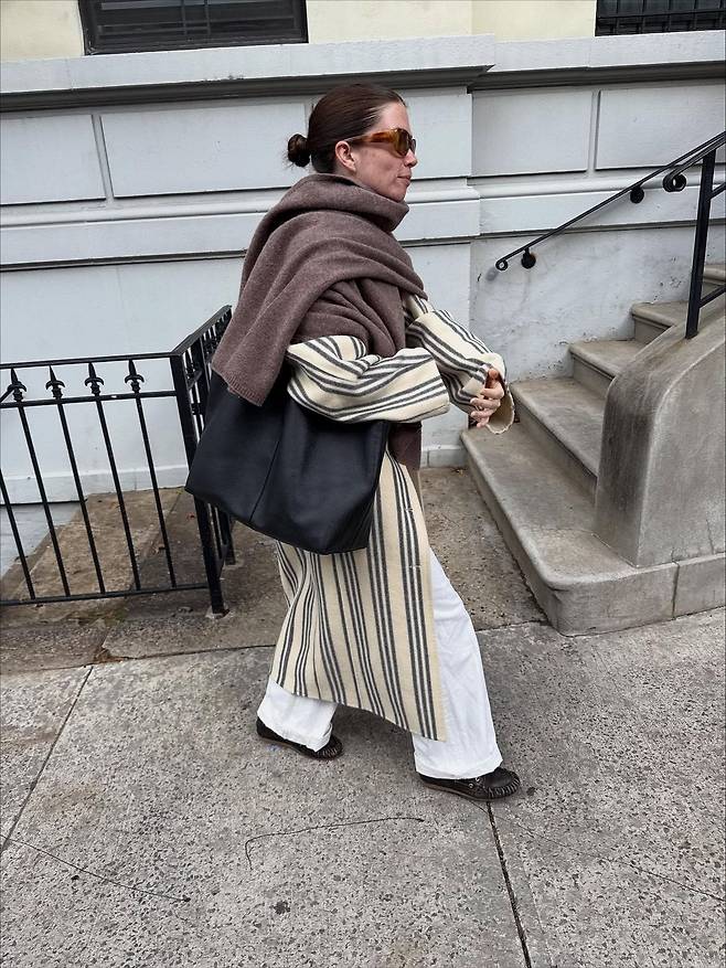 스트라이프 코트에 브라운 숄을 착용한 몰리 스테인. 인스타그램 @accidentalinfluencer
