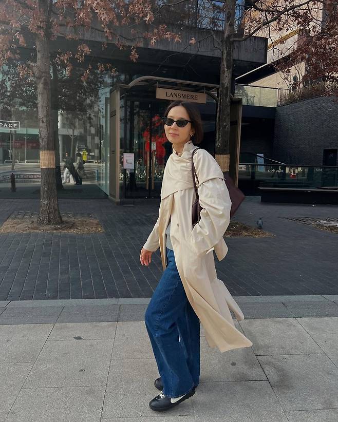 아이보리 숄을 선택한 김나영. 인스타그램 @nayoungkeem