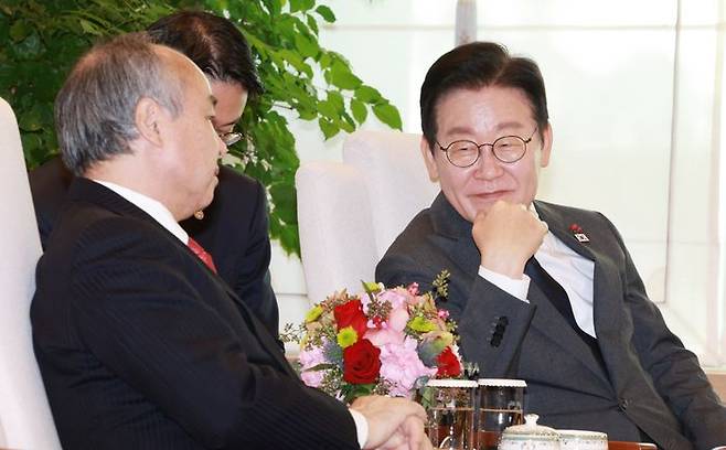 이재명 대통령이 5일 용산 대통령실에서 손정의 소프트뱅크그룹 회장과 면담하고 있다. ⓒ연합뉴스