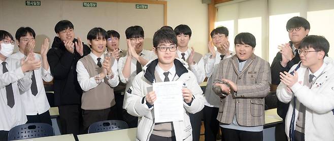 2026학년도 대학수학능력시험 성적표 배부일인 5일 전북 전주시 전주한일고등학교에서 수능 만점자 이하진(가운데) 학생이 친구들의 응원을 받고 있다. 2025.12.5 뉴시스