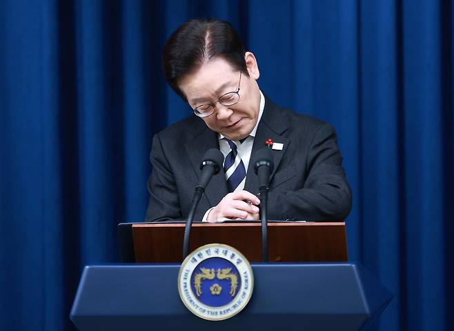 이재명 대통령이 3일 서울 용산 대통령실 청사에서 ‘빛의 혁명 1주년, 대통령 대국민 특별성명’ 발표를 마치고 시계를 보고 있다. 뉴시스