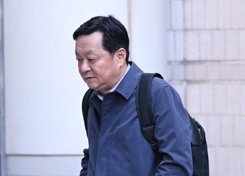 정진상 전 더불어민주당 당대표실 정무조정실장이 7일 서울 서초구 서울중앙지법에서 열린 ‘대장동 배임·성남FC 뇌물’ 관련 1심 속행 공판에 출석하고 있다.   [사진공동취재단]
