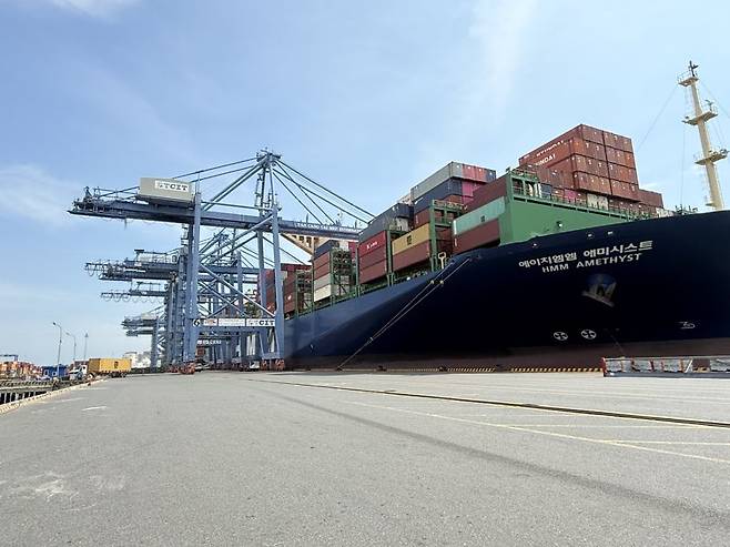 TCIT에 1만3000TEU급 초대형 컨테이너선인 HMM의 애미시스트가 정박해있다. 사진=강구귀 기자