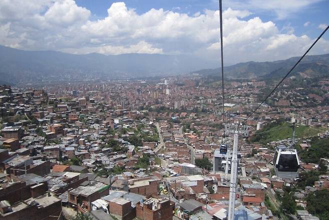 세계의 행정구역상 도시화율은 58%이지만 도시화 정도로 본 도시화율은 80%을 넘어선 것으로 나타났다. 사진은 남미 안데스산맥의 아부르아밸리에 있는 콜롬비아 안티오키아주의 주도 메데인 전경. 유엔 해비타트 제공