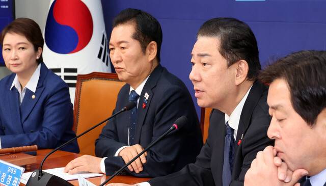 김병기 더불어민주당 원내대표가 5일 국회에서 열린 당 최고위원회의에서 발언하고 있다. 왼쪽부터 이언주 최고위원, 정청래 대표, 김 원내대표, 황명선 최고위원. 김경호 선임기자 jijae@hani.co.kr