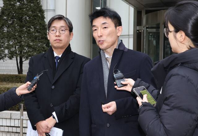 김용현 전 국방부 장관 변호인단인 이하상(오른쪽 둘째부터), 유승수 변호사가 지난 1월16일 오전 서초구 서울중앙지방법원에서 열린 김 전 국방부 장관의 내란 혐의 12·3 비상계엄 사태 관련 첫 공판준비기일을 마친 뒤 나와 취재진 질문에 답하고 있다. 신소영 기자 viator@hani.co.kr