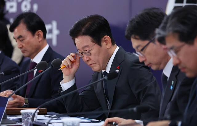 이재명 대통령이 5일 충남 천안시 한국기술교육대학교에서 열린 ‘충남의 마음을 듣다’ 타운홀미팅 간담회에서 참석자 발언 중 자료를 보고 있다. 연합뉴스