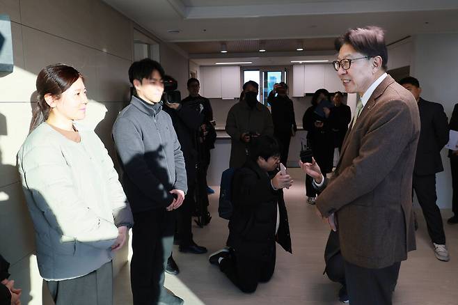 박형준 부산시장이 5일 부산 부산진구 ㄷ아파트에 입주한 해양수산부 세종시 직원들을 격려하고 있다. 부산시 제공