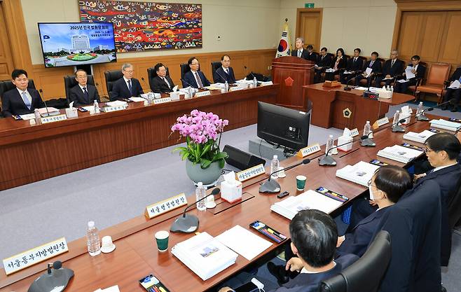 조희대 대법원장이 5일 오후 서울 서초구 대법원 대회의실에서 열린 전국법원장회의에서 발언하고 있다. 이날 전국법원장회의에서는 최근 더불어민주당이 주도해 법제사법위원회를 통과시킨 내란전담재판부 설치 등을 논의할 예정이다. 회의에는 전국의 각급 법원장, 법원행정처장, 사법연수원장, 사법정책연구원장 등이 참석했다. 공동취재사진