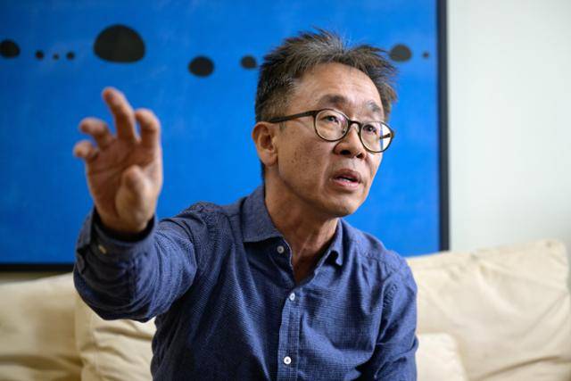 행복 심리학자 서은국 연세대 교수가 서울 서대문구 연세대 연구실에서 인간 행복의 본질에 대해 설명하고 있다. 하상윤 기자