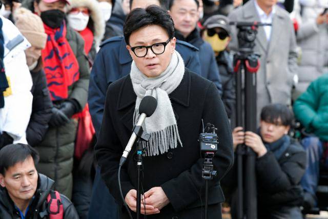 한동훈 전 국민의힘 대표가 3일 서울 여의도 국회도서관 쪽문에서 12·3 비상계엄 1년 관련 기자회견을 마친 뒤 취재진 질문에 답하고 있다. 임지훈 인턴기자