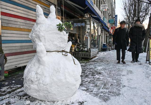 전날 밤 폭설 후 이어진 한파로 서울 곳곳이 얼어붙은 5일 오전 중구 염천교 수제화거리에 상인들이 만들어 놓은 눈사람이 서 있다. 류효진 선임기자