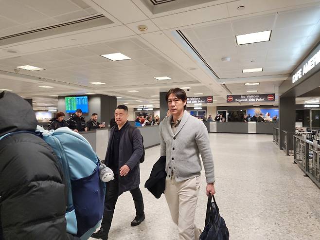 <yonhap photo-2188=""> 월드컵 조추첨식 참석차 미국에 입국한 홍명보 축구대표팀 감독 (워싱턴=연합뉴스) 박성민 특파원 = 홍명보 축구대표팀 감독(사진 오른쪽)이 2026 북중미 월드컵 조 추첨식 참석을 위해 3일(현지시간) 워싱턴DC 인근 덜레스 국제공항을 통해 입국했다. 2025.12.4 min22@yna.co.kr/2025-12-04 06:06:11/ <저작권자 ⓒ 1980-2025 ㈜연합뉴스. 무단 전재 재배포 금지, AI 학습 및 활용 금지></yonhap>