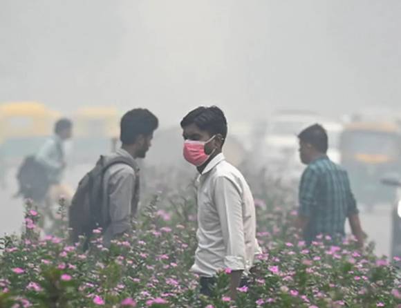 인도 수도권의 시민들이 뿌옇게 미세먼지가 깔린 도시에서 걷고 있다. [사진=BBC]