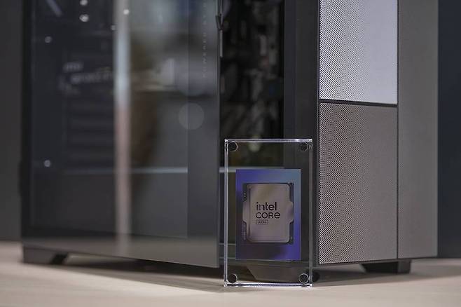 인텔 코어 울트라 시리즈 2는 올해 초 출시한 데스크톱 CPU다. 출시 시점이 적당히 지나 성능 최적화 및 조율이 잘 된 상황이다 / 출처=IT동아